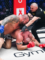 'Người đàn ông khỏe nhất thế giới' đánh MMA bị knock-out sau 30 giây