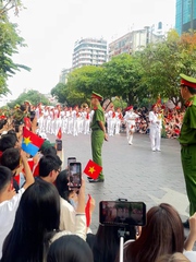Bà con đồng thanh hát 'Như có Bác trong ngày đại thắng' khi xem diễu binh