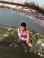 Tưởng con cá sấu là tượng, du khách đến ngồi cạnh để selfie