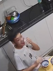 Mẹ đứng hình khi con trai hỏi 'ngày xưa mẹ xấu thế sao bố lại thích?'