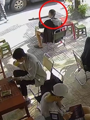 Chàng trai ngã ngửa xuống nền nhà vì thuốc lào quá ngon