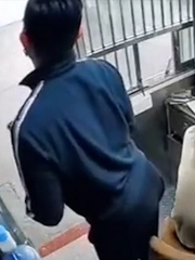 Chàng trai chịu không nổi khi bị bạn chơi khăm