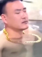 Sợi dây chuyền vàng 'phản chủ' giữa hồ bơi