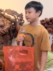Bé trai đọc rap chúc bà thọ 180 tuổi