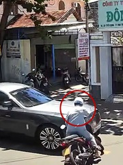 Va chạm với Rolls Royce, người đàn ông vội chạy đi ngay không cần biết đúng sai