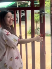 Cười sảng với màn làm chốt cửa cổng 'có cũng như không'