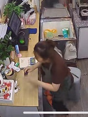 Nữ nhân viên ngồi hát yêu đời, bị khách hù 'hồn bay phách lạc'