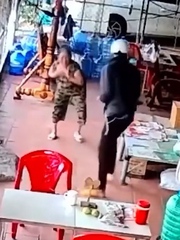 Bà cụ nhanh trí giành lại sợi dây chuyền từ tay tên cướp