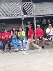 'Hồi mẹ còn trẻ, hôn gió một cái cả làng đổ'