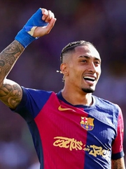 Raphinha quỳ gối đi hết sân khi Barca vô địch La Liga