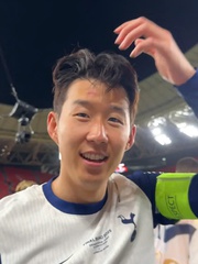 Son Heung Min ‘mẻ trán’ vì bị xô khi nâng cúp Europa League