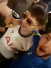 Mikey Moore Tottenham bị ‘đuổi khéo’ khỏi tiệc mừng Europa League vì chưa đủ tuổi