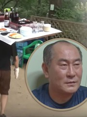 Hút khách 'khủng' nhờ chiêu... đội bàn lên đầu