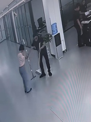 Cô gái mải nghe điện thoại, đồng nghiệp đưa cái gì cũng làm