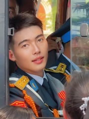 Chiến sĩ diễu binh gây thương nhớ với ánh mắt lưu luyến