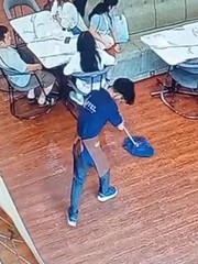 Nam nhân viên lau nhà 'quá sạch' khiến nữ đồng nghiệp ngã dập mông