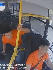 Pha bỏ quên phụ xe đi vào lòng đất của tài xế xe buýt