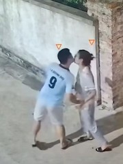Vợ sung sướng khi được chồng cho tiền