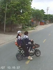 Tài xế phanh cháy lốp ô tô khi gặp 2 nữ sinh sang đường kiểu 'đố biết'