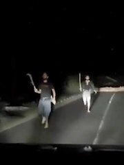 Pha lùi ô tô như Fast and Furious giúp tài xế thoát khỏi nhóm cướp