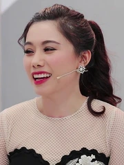 Nữ MC ăn lòng se điếu hút 8 triệu view giàu cỡ nào?