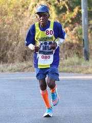 Cụ ông 83 tuổi lập kỳ tích tại giải siêu marathon 90km