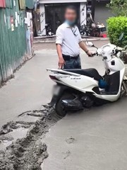 'Vua lì đòn' chạy xe máy cày nát đoạn đường bê tông vừa đổ ở Hà Nội