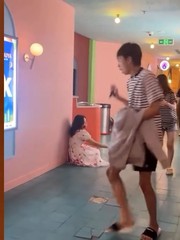 Thanh niên sảng hồn khi bị 'ma nữ' khều chân