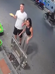 Khách mua sầu riêng bỗng hóa đá vì chiếc bàn 'hư hỏng'