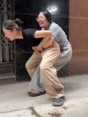Cười sảng với hai cô gái đu trend 'người ngựa' trên TikTok
