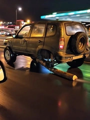 Tài xế lấy khúc gỗ thế bánh xe chạy băng băng trên đường