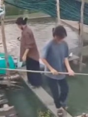 Đắng lòng em ngã chị đứng cười nắc nẻ như được mùa