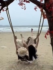 Hai cô gái ngã chổng vó khi ngồi xích đu sống ảo