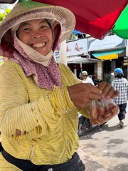 Bán hàng cũng không yên, gặp ngay quả khách bắt đòi nợ thuê