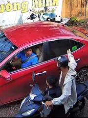 Tài xế ô tô suýt mất điện thoại vì may mắn gặp được người tốt