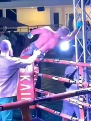 Tay đấm quyền anh Ivan Parshikov bị điện giật suýt rớt khỏi võ đài