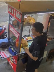 Chàng trai bán bánh mì đứng hình khi được đóng cửa nghỉ sớm