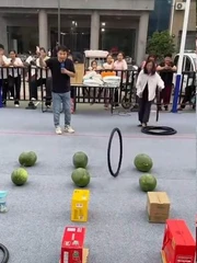 Vợ chồng ông chủ méo mặt với 'nữ cao thủ' lăn vòng