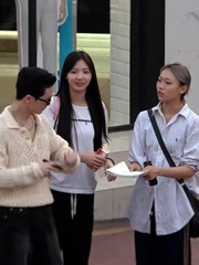 Hai cô gái ngơ ngác khi trai đẹp tặng chữ ký