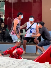 Chàng trai bị troll làm trò hề cho cả phố xem