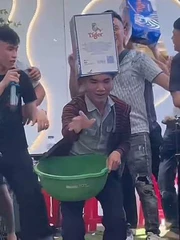 Thanh niên ôm thau nhảy vũ điệu 'sạ lúa' trong đám cưới