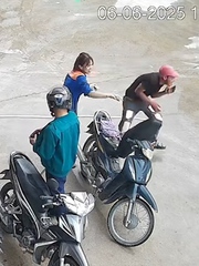 Thanh niên quê một cục vì phải nhờ nữ nhân viên cây xăng mở cốp xe