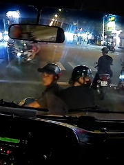 Cô gái nhảy khỏi xe máy khi bạn trai hổ báo tạt đầu ô tô