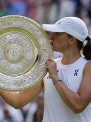 Swiatek thắng ‘trắng’ Anisimova ở trận chung kết Wimbledon áp đảo nhất mọi thời đại