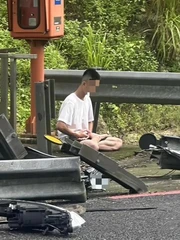 Tài xế ngồi thiền sau vụ tai nạn giao thông