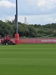 Fan ‘tủi thân’ khi Man Utd đăng video cắt cỏ lúc đối thủ rầm rộ ‘mua sắm’