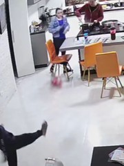 Cháu nó ở nhà ngoan lắm