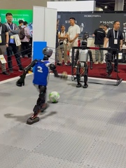 Cười sảng với màn robot giống người đá hụt bóng