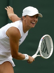 Iga Swiatek thừa nhận thường xuyên lấy khăn Wimbledon về nhà