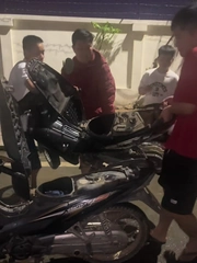 4 thanh niên lật ngang xe máy để đổ xăng cho xe khác